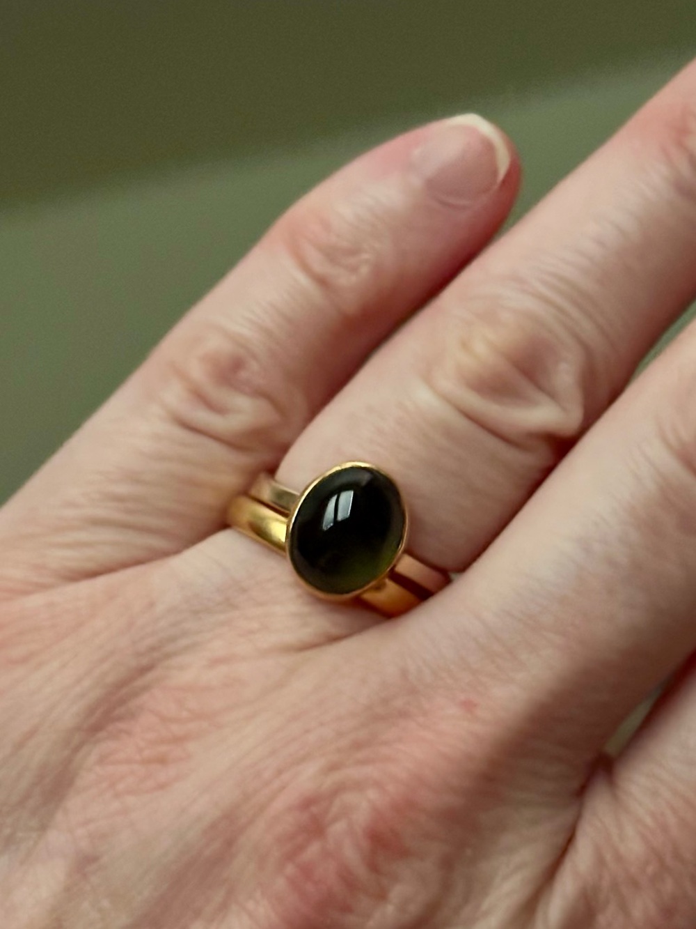 22k Gold Bezel Set Green Tourmaline on a 14k Gold Band Ring Size 5.75 Estate - Picture 8 of 11